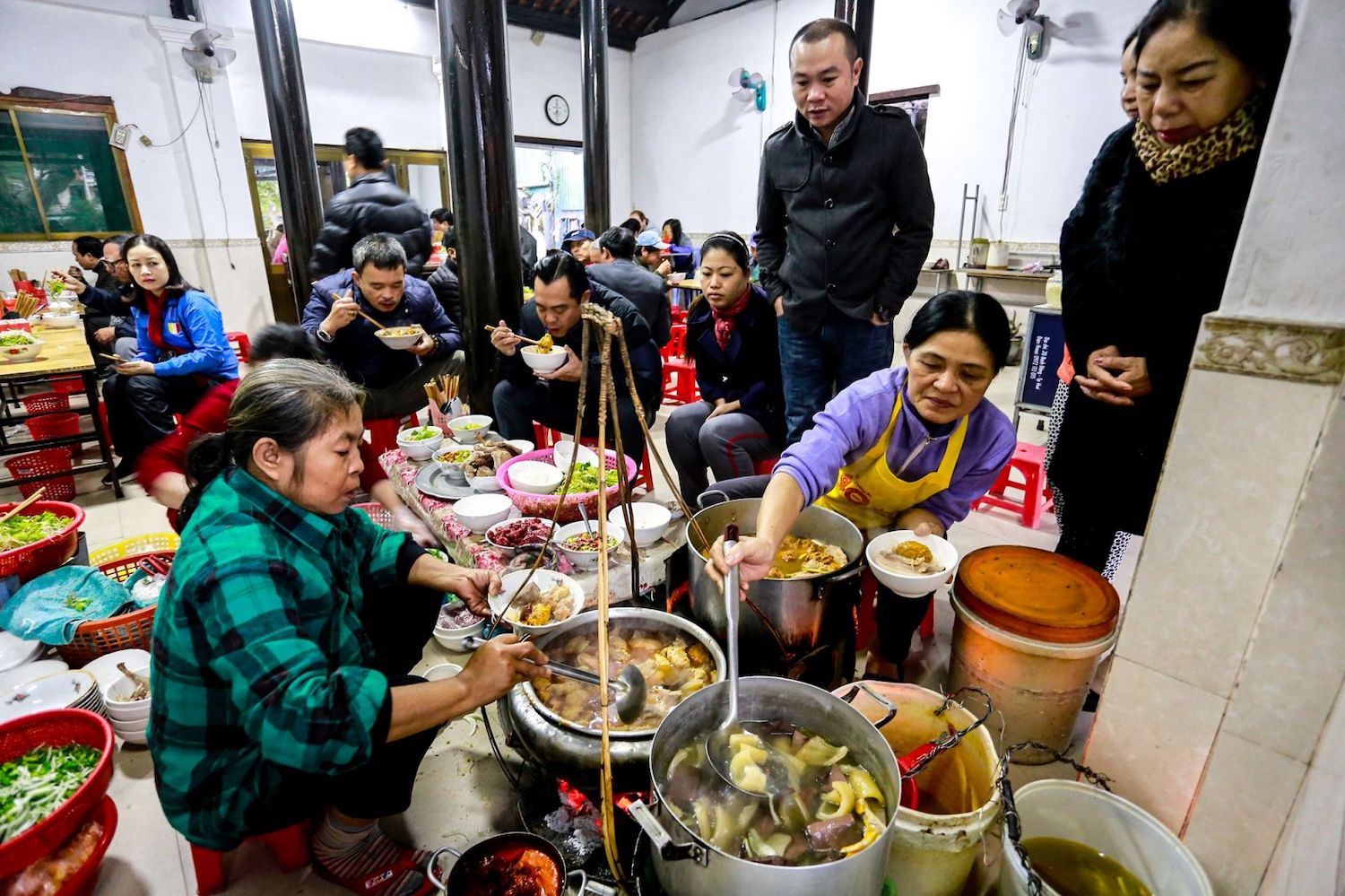 Me Keo restaurant - Discover Hue beef noodle shop that has always been crowded with customers for 70 years in the land of Ancient Capital 9