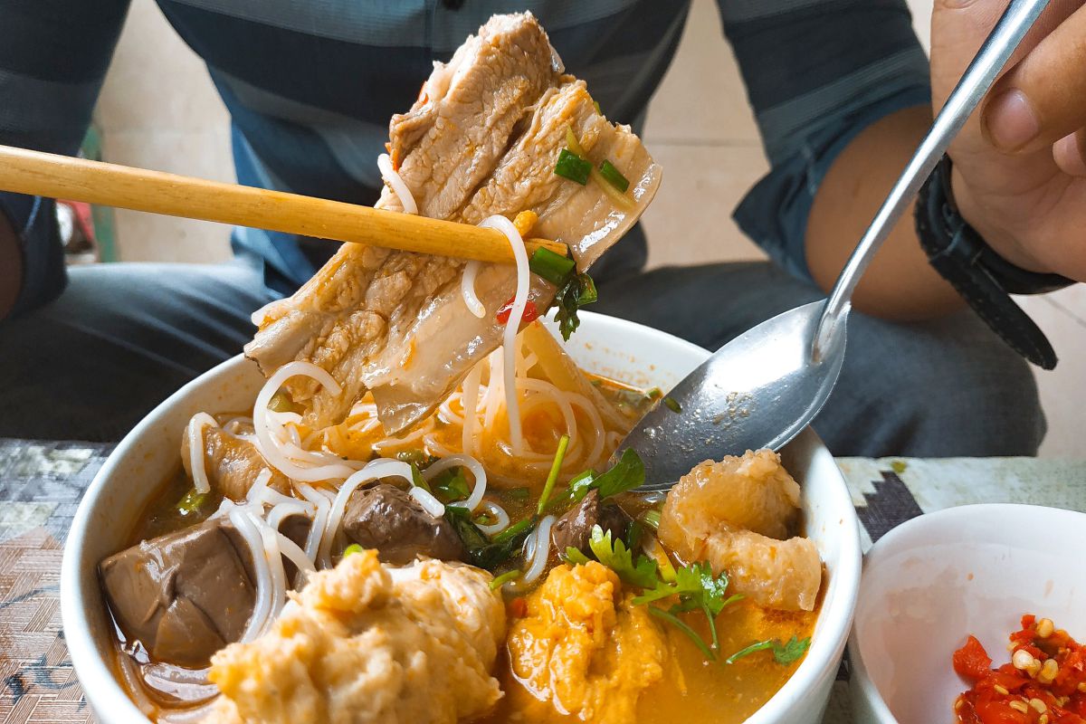 Me Keo Restaurant - Discover the Hue beef noodle shop that has always been crowded with customers for 70 years in the land of the 12th Ancient Capital