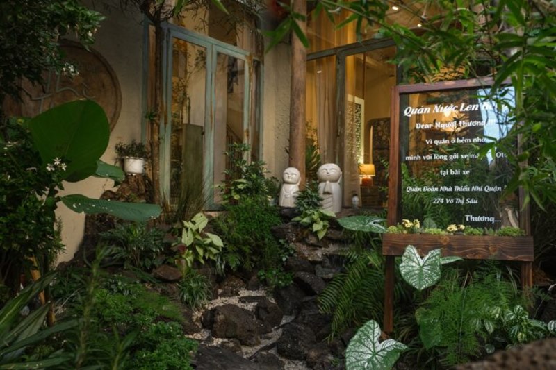 Len Keng water shop, with tea, flowers, and peace 3