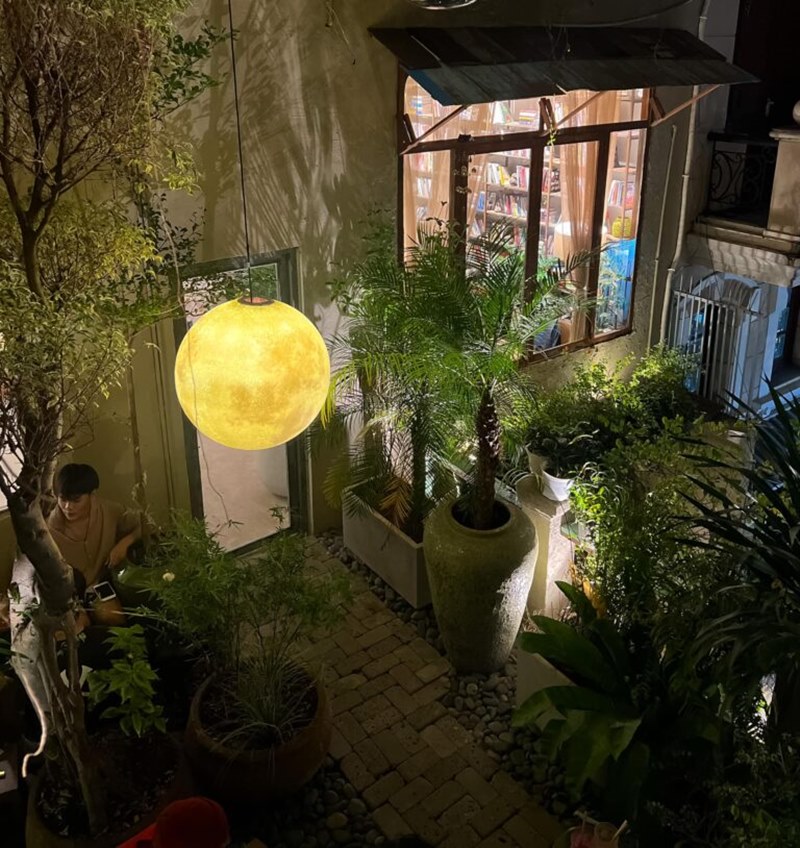 Len Keng water shop, with tea, flowers, and peace 5