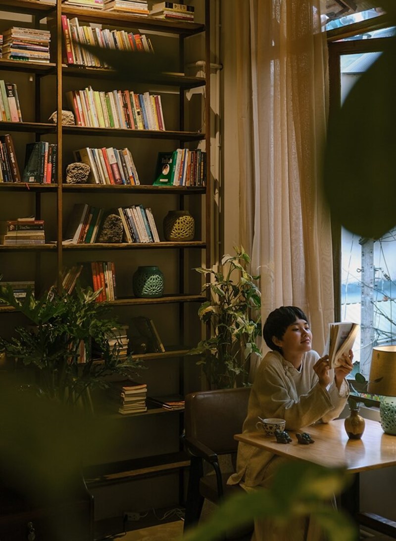 Len Keng water shop, with tea, flowers, and peace 7