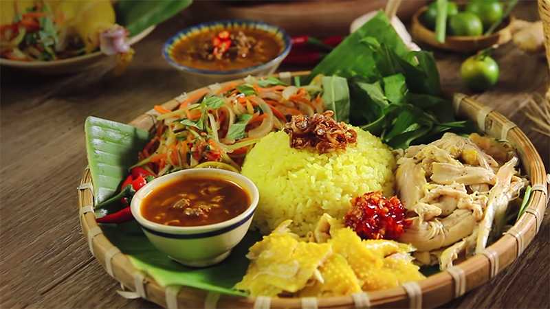Gather together at Da Nang's famous Hong Ngoc Chicken Rice 5