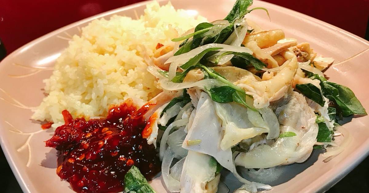 Gather together at Da Nang's famous Hong Ngoc Chicken Rice 8