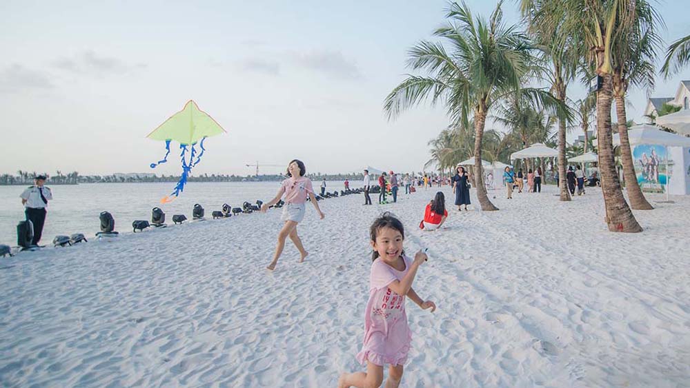 Review of experience swimming in Hanoi's artificial sea to relieve summer heat 3