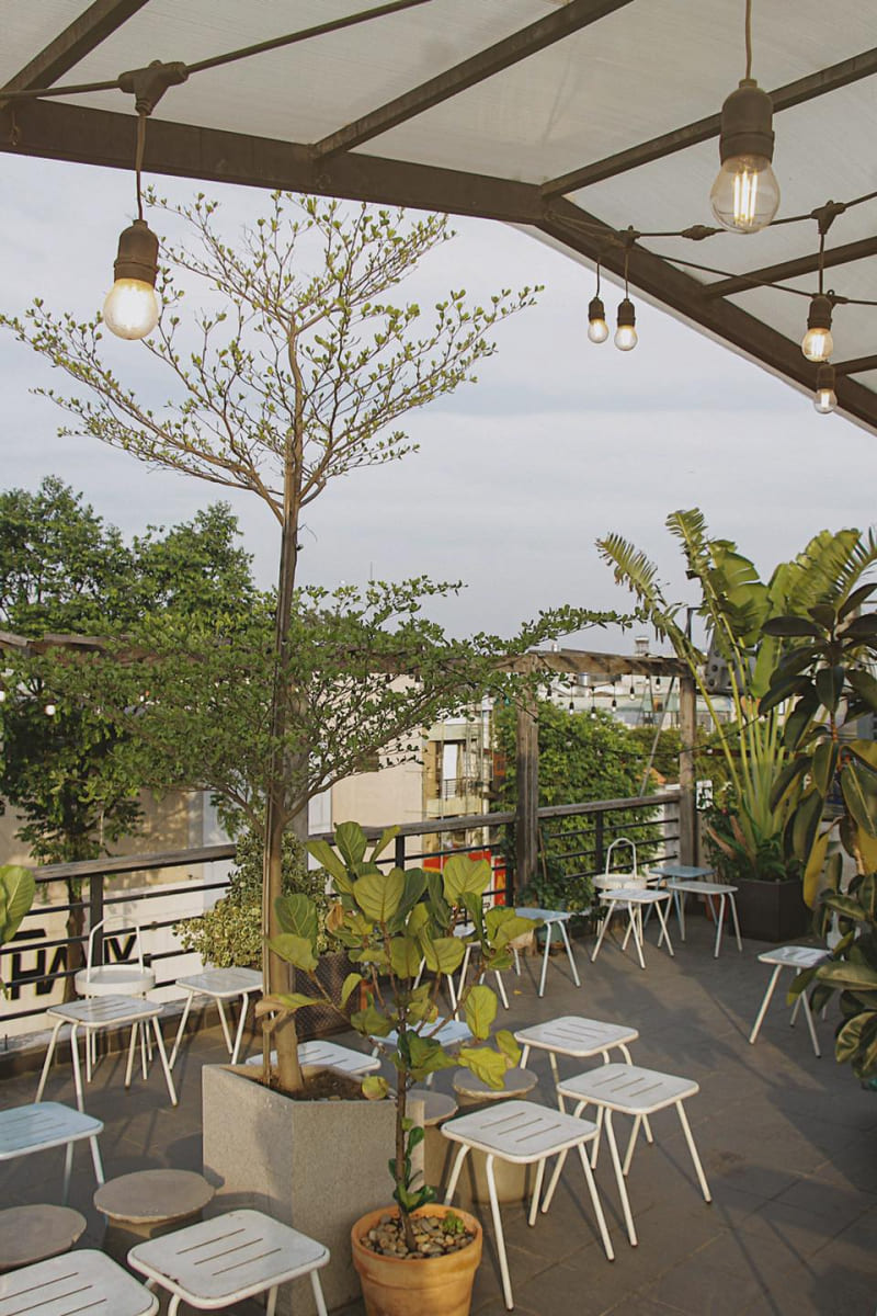 6 Go Vap rooftop bars with impressive airplane views 2