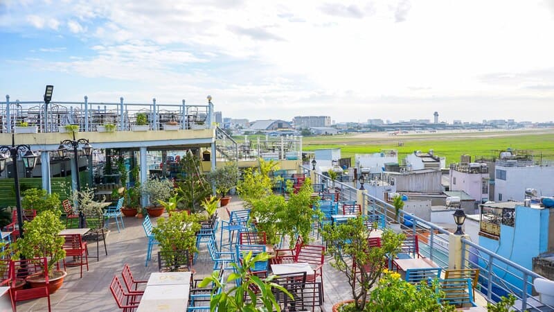 6 Go Vap rooftop bars with impressive airplane views 3