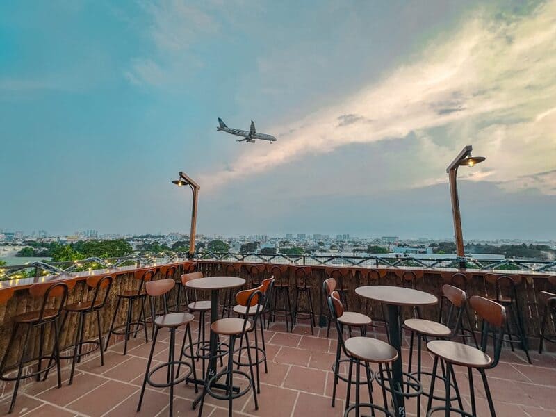 6 Go Vap rooftop bars with impressive airplane views 4