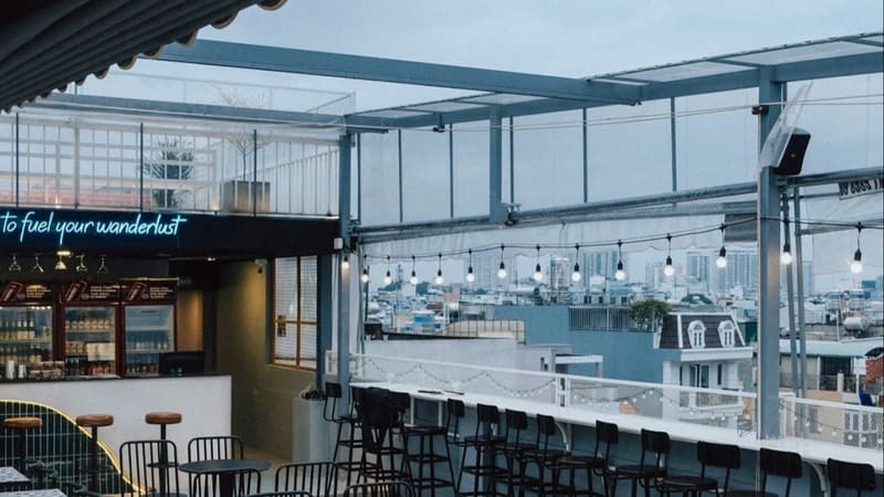 6 Go Vap rooftop bars with impressive airplane views 7