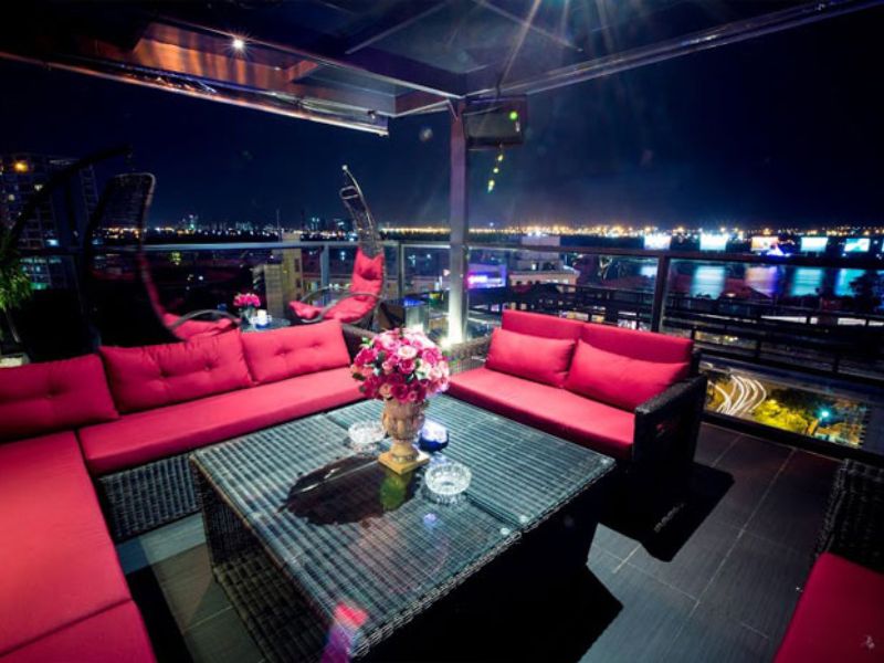 Top 15 extremely chill rooftop bars in District 1 with beautiful views 5