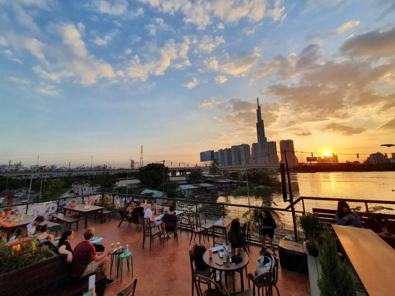 Top 8 extremely chill rooftop bars in District 2 with million-dollar views 3