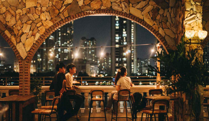 Top 8 extremely chill rooftop bars in District 2 with million-dollar views 4