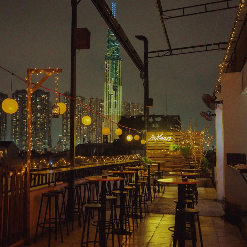 Top 8 extremely chill rooftop bars in District 2 with million-dollar views 6