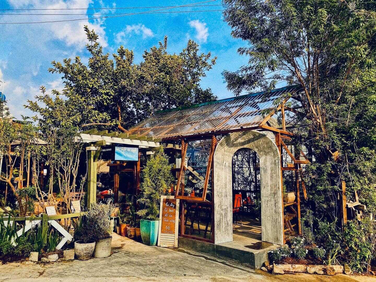 Route 66 Cafe - A place to leisurely relax in the sleepless night of Da Lat 11