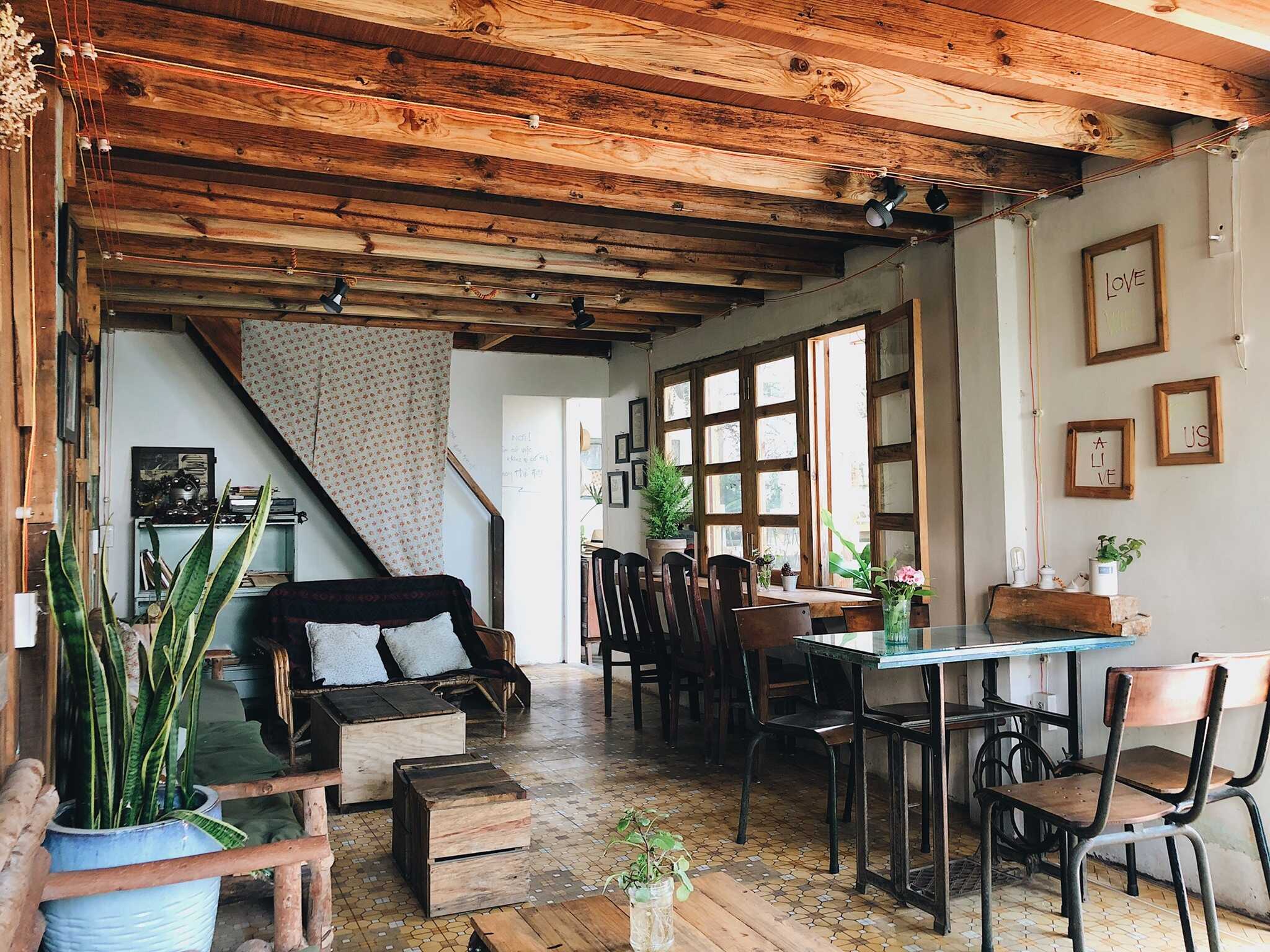 Route 66 Cafe - A place to leisurely relax in the sleepless night of Da Lat 17