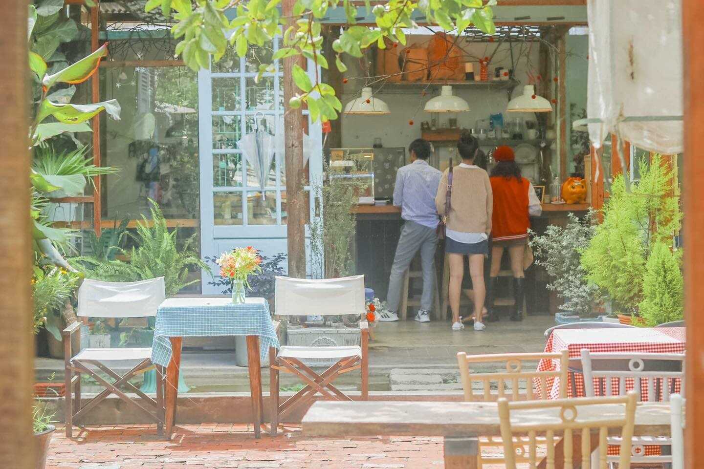 Route 66 Cafe - A place to leisurely relax in the sleepless night of Da Lat 19