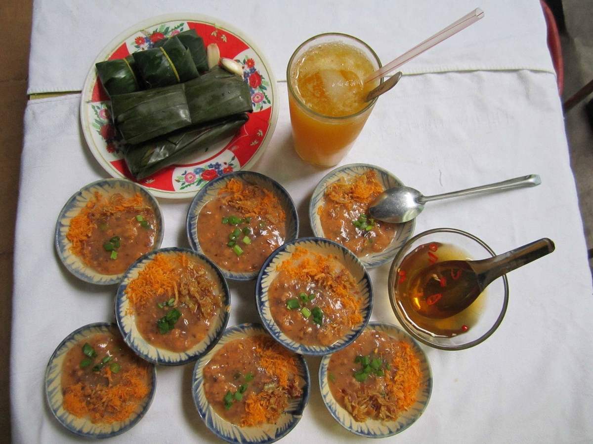 Hunt for shops that sell super delicious cheap Nam cake, Loc cake, and Da Nang dirt cake 6