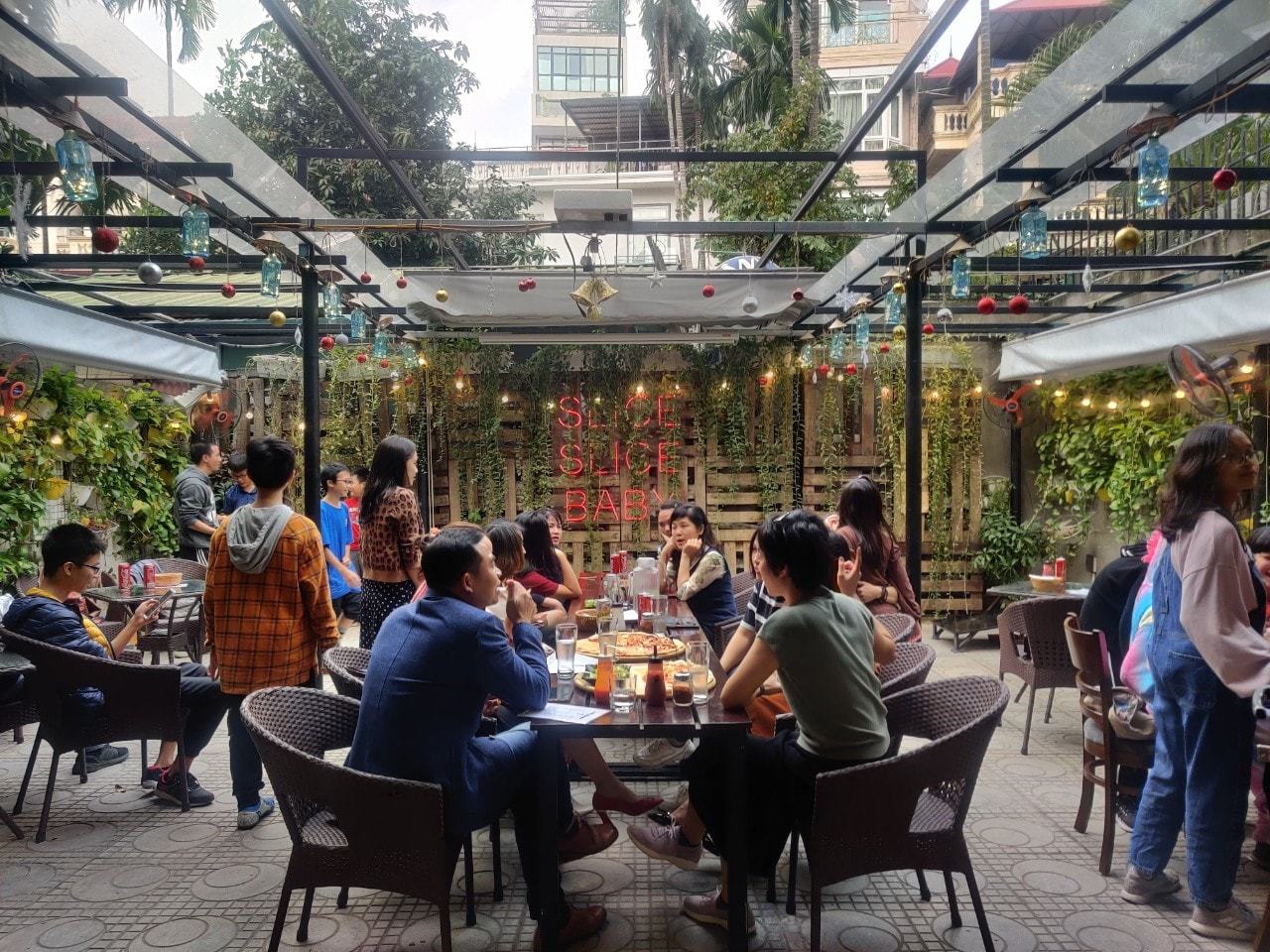 Hunting for the number 1 delicious NYC Pizza in Hanoi 3