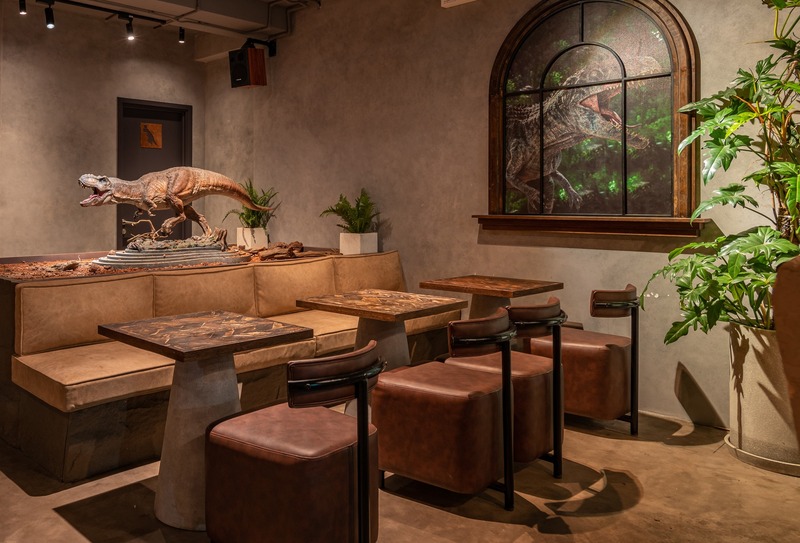 Discover the island of Saurus Coffee & Gallery, a unique dinosaur cafe in Saigon 2