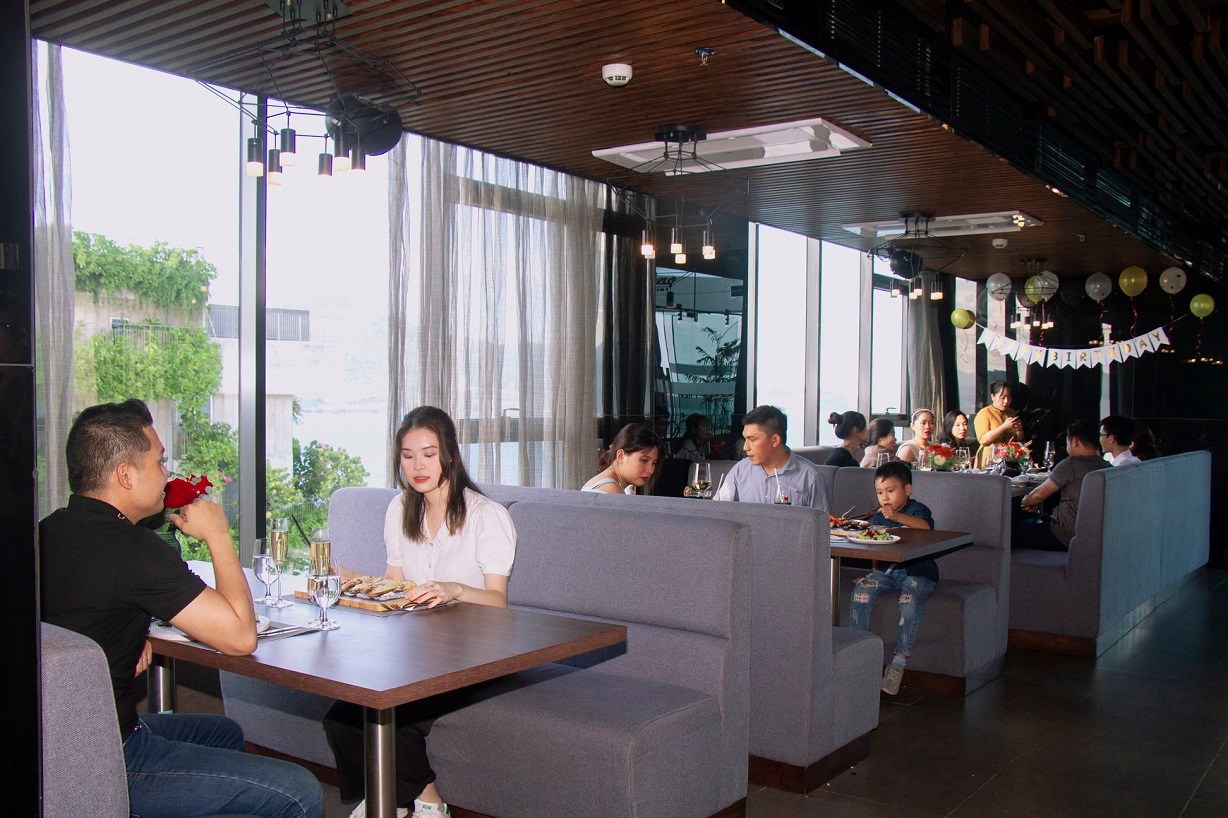 Sky View Restaurant - Ideal romantic restaurant for couples in Da Nang 3
