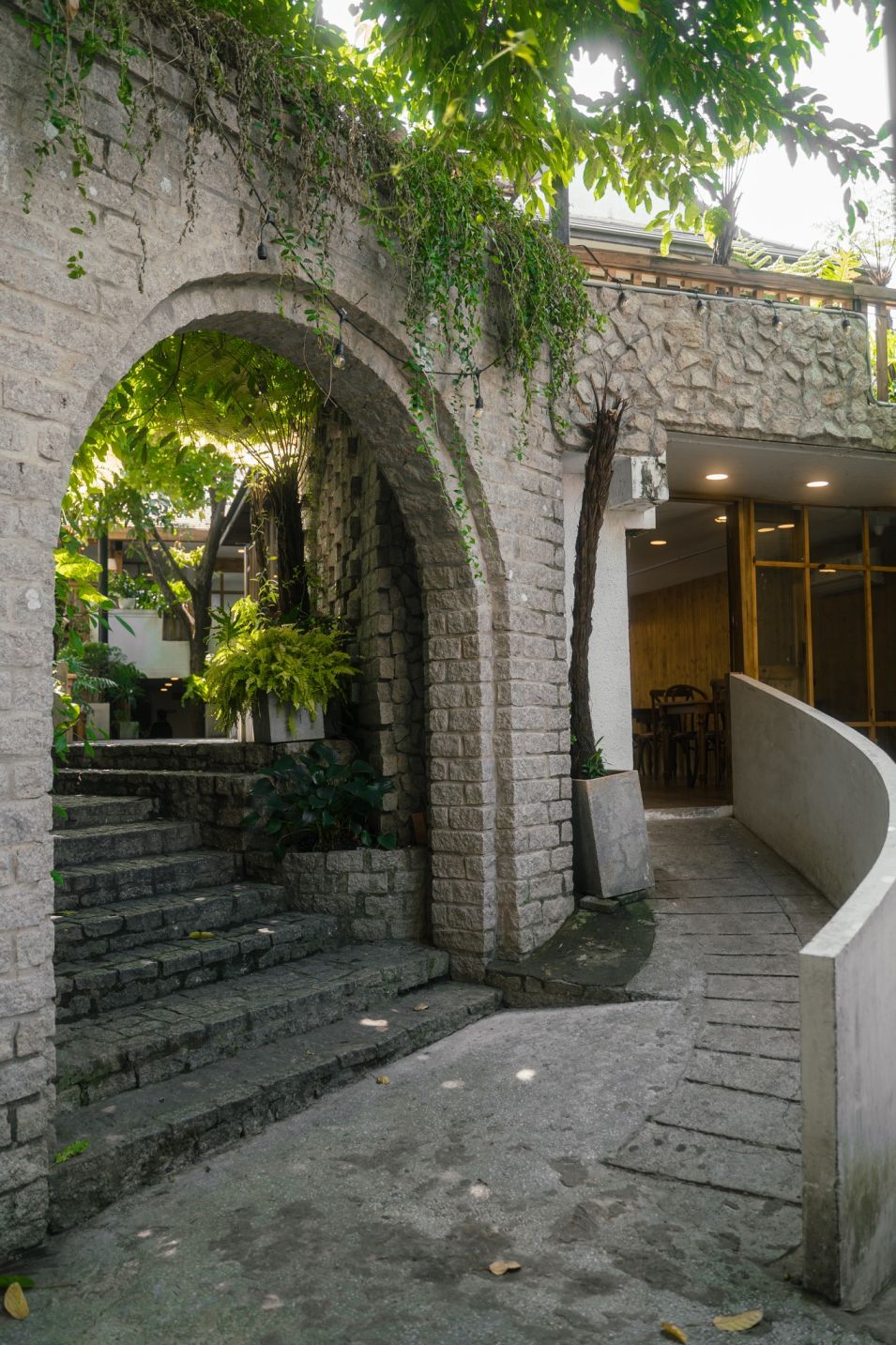 Get lost in the dreamy, ancient Sori Garden in the heart of Saigon 5