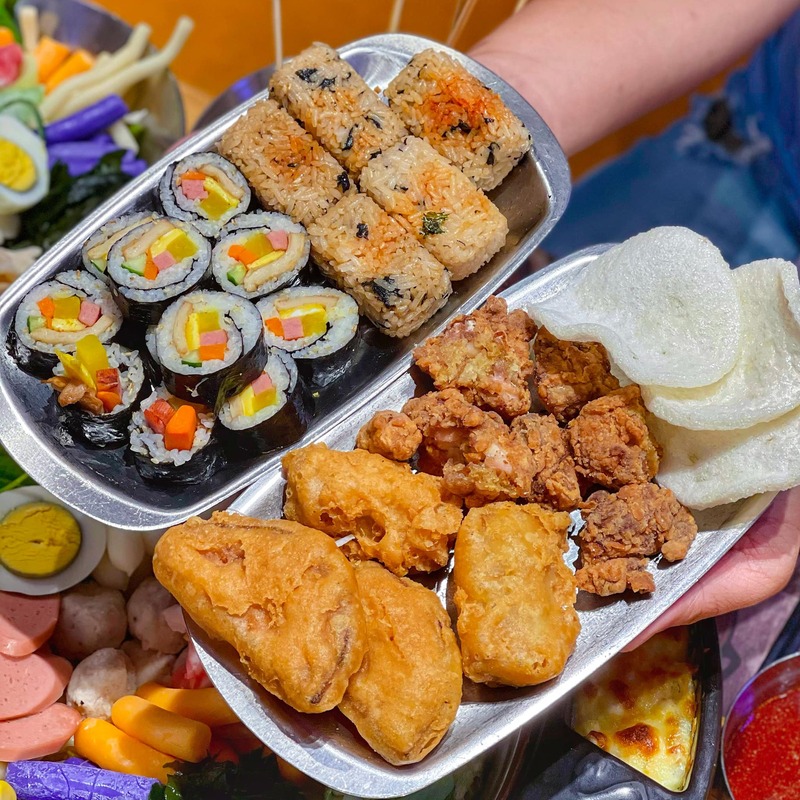 Come to Spicy Box to experience delicious Korean tokbokki hot pot buffet, forgetting about exit 8