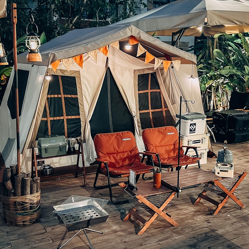 Come to SQUARE 39 to enjoy the party atmosphere among the 10 camping huts