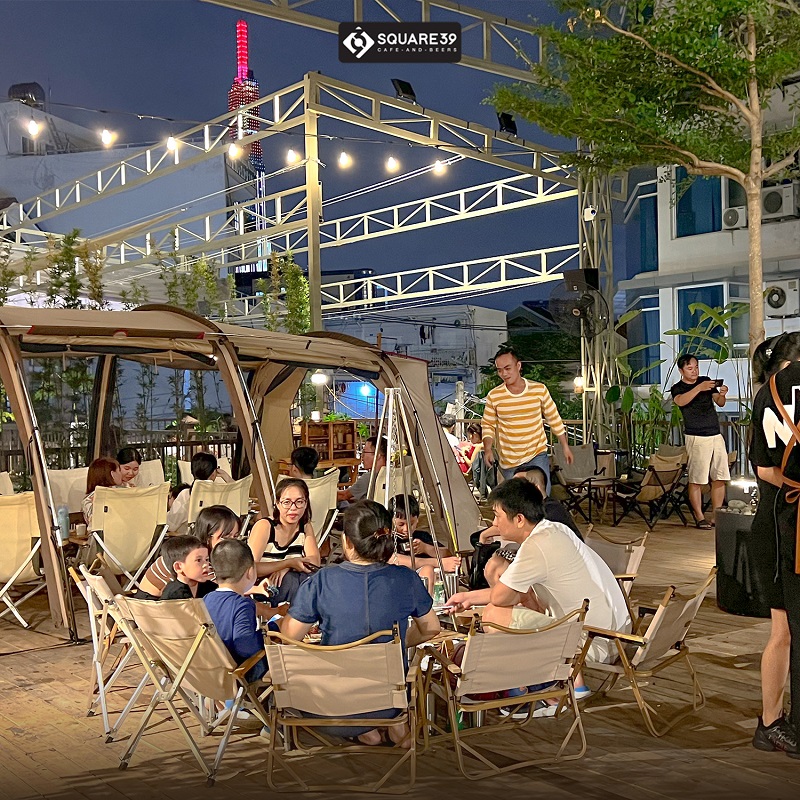 Come to SQUARE 39 to enjoy the party atmosphere among the 8 camping huts