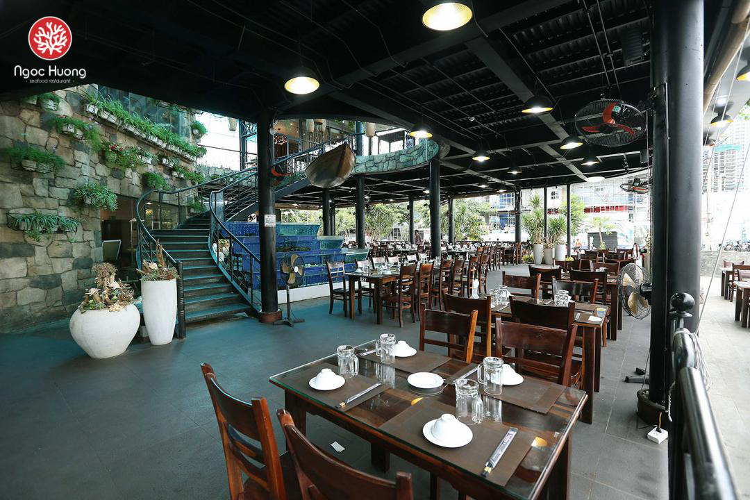 Why should you not miss Ngoc Huong seafood restaurant? 8