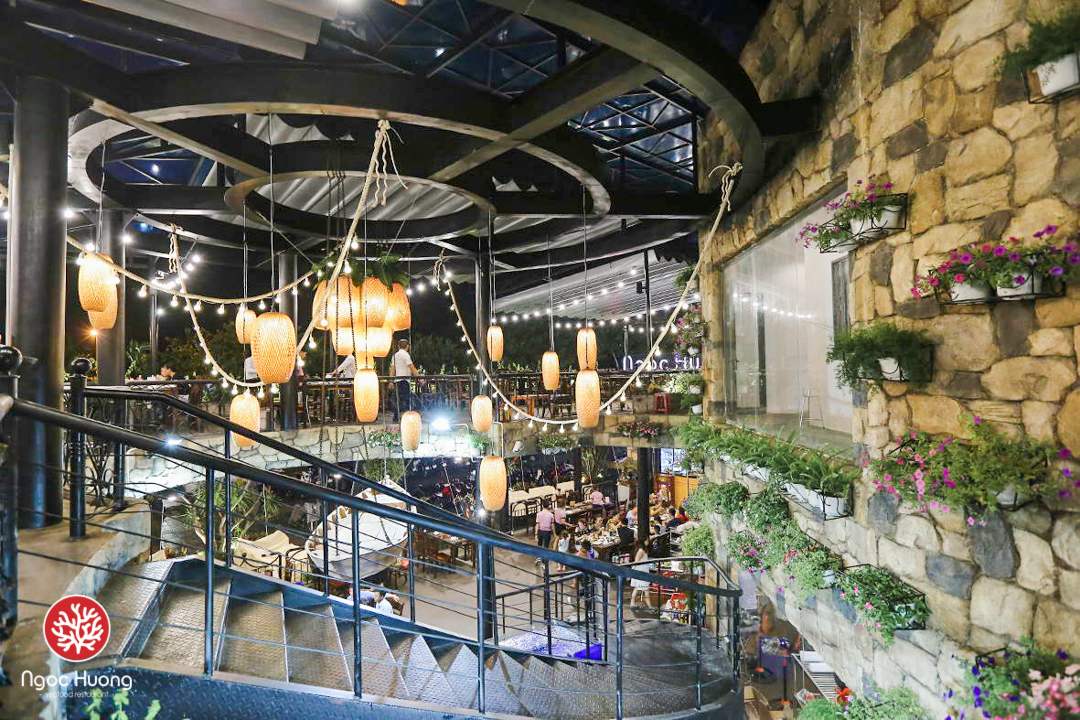 Why should you not miss Ngoc Huong seafood restaurant? 2