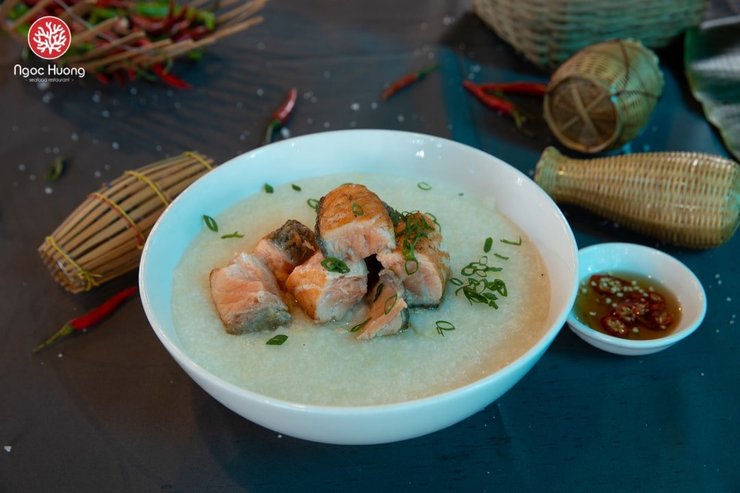 Why should you not miss Ngoc Huong seafood restaurant? 4