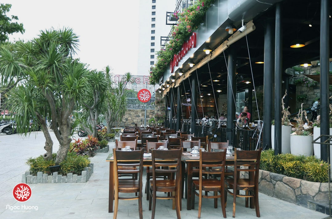 Why should you not miss Ngoc Huong seafood restaurant? 11