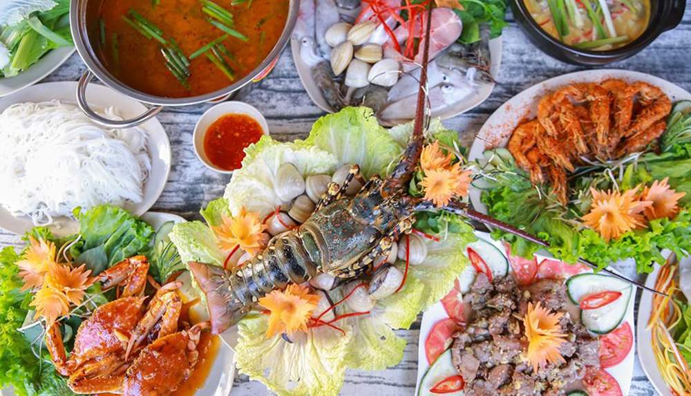 Enjoy coastal cuisine with 10 fresh seafood restaurants in Da Nang 3