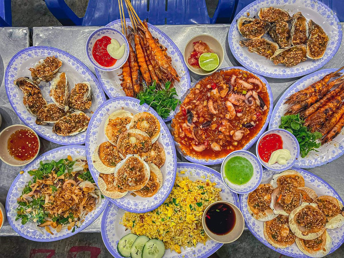 Enjoy coastal cuisine with 10 fresh seafood restaurants in Da Nang 4