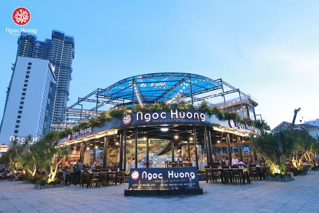 Enjoy coastal cuisine with 10 fresh seafood restaurants in Da Nang 8
