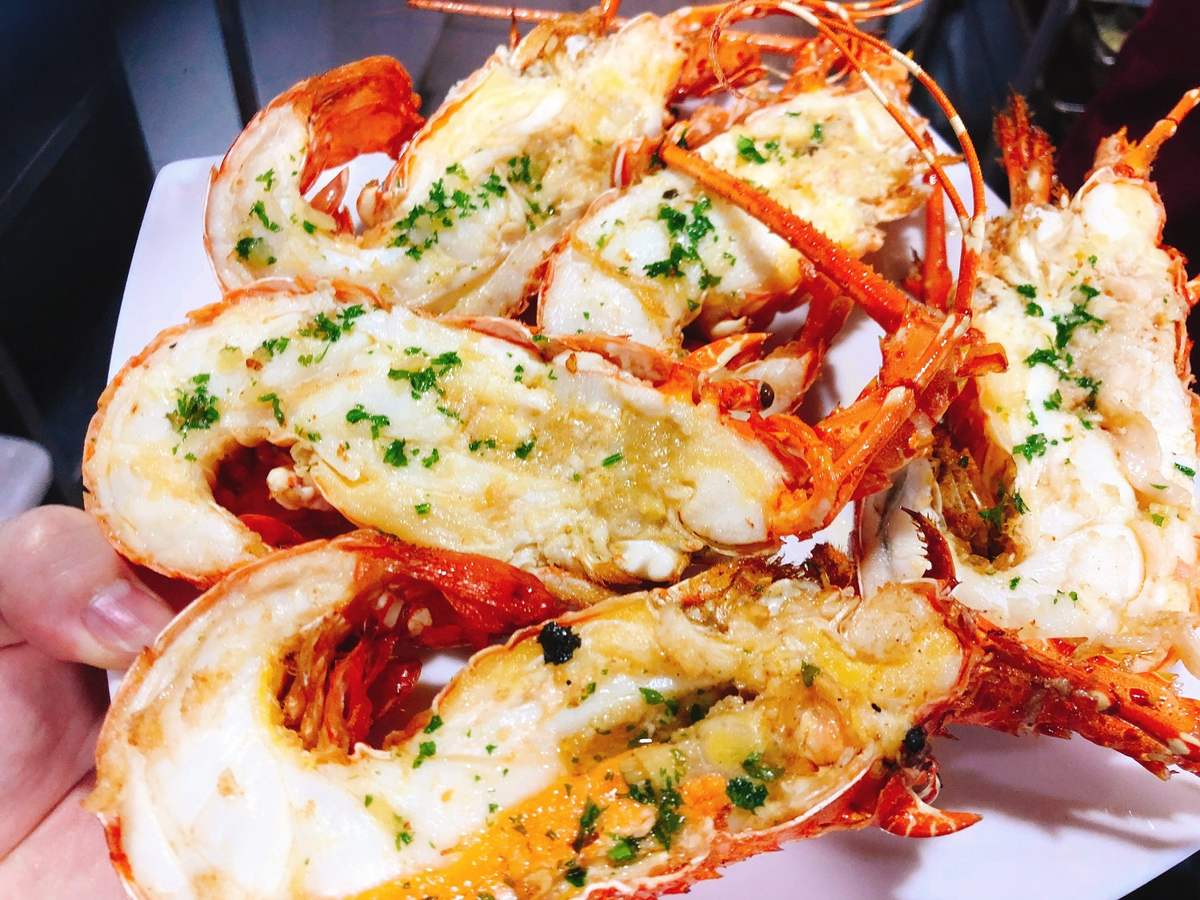 Enjoy delicious seafood at Buffet Poseidon Hanoi 13 restaurant