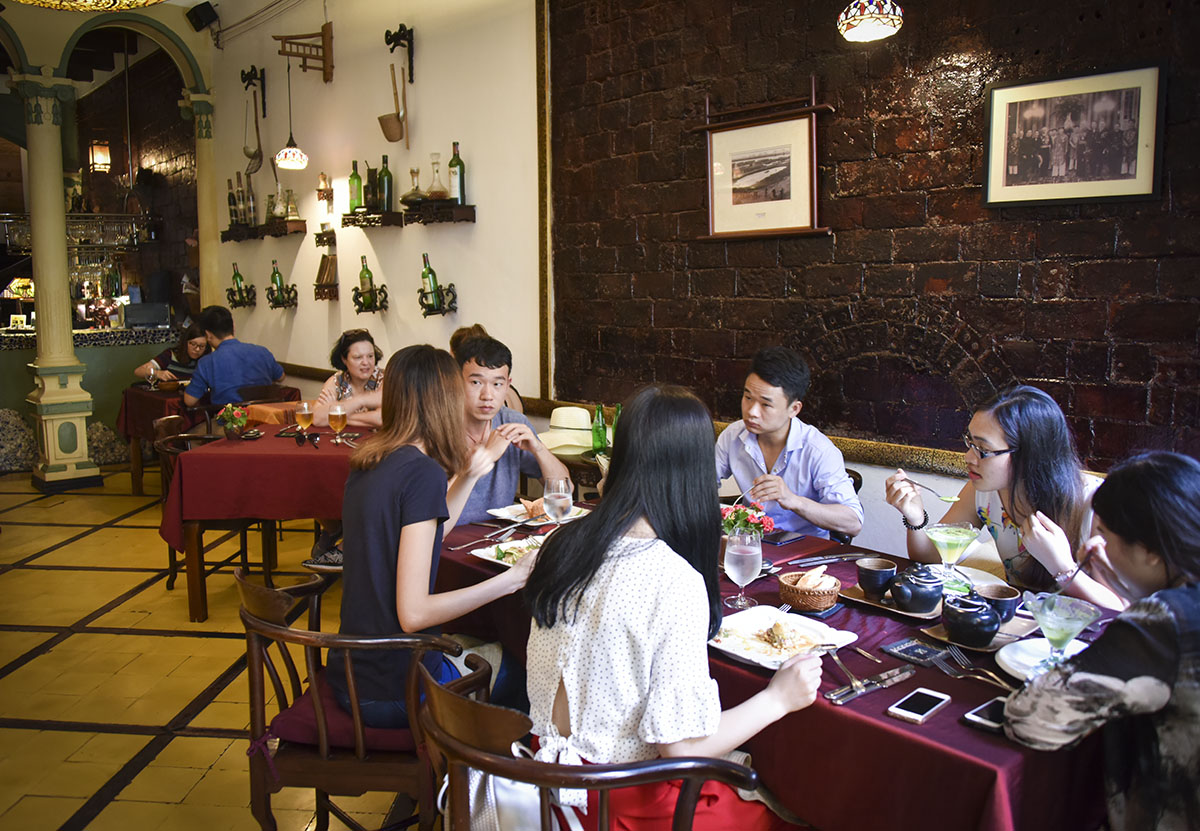 Elegant space of French restaurant Green Tangerine 14