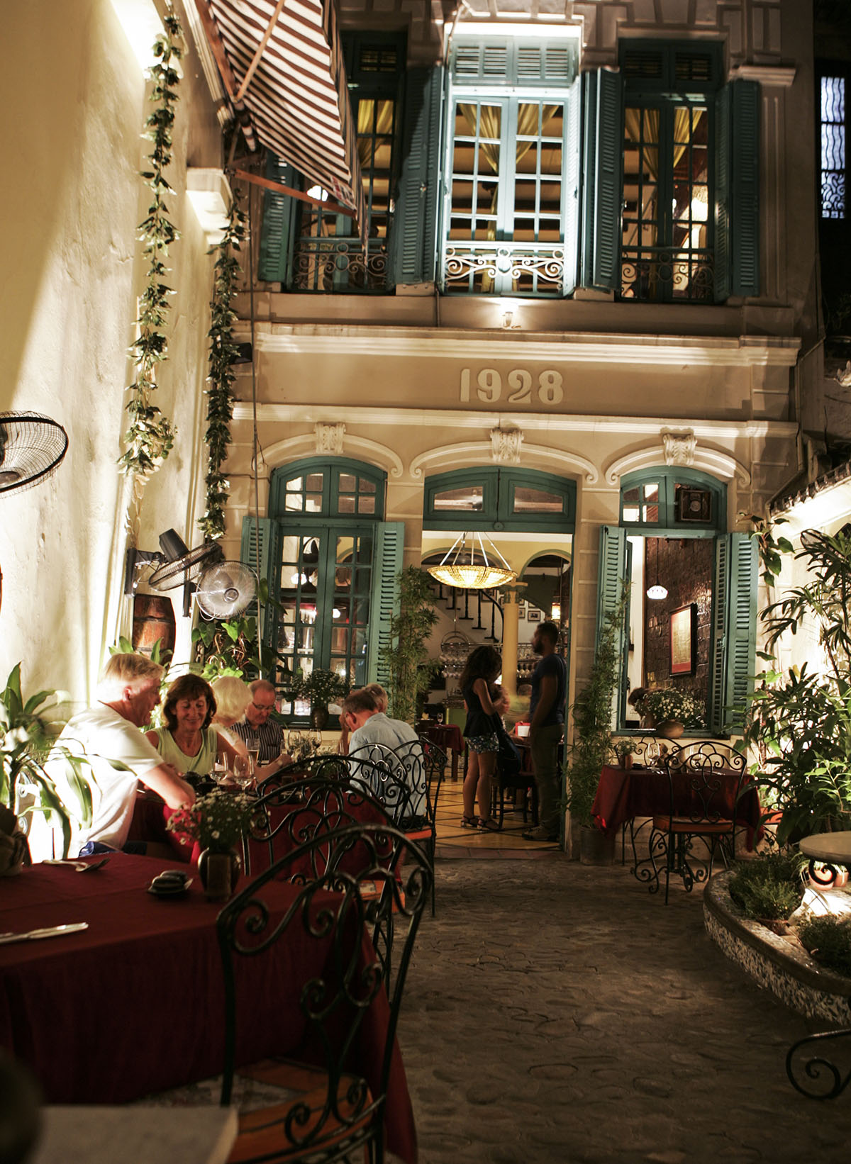 Elegant space of French restaurant Green Tangerine 8