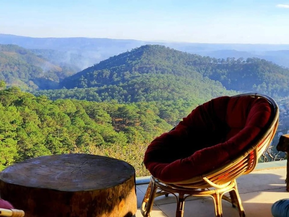 The Leaf Coffee – Enjoy a romantic cup of coffee with a virtual view in Da Lat 4