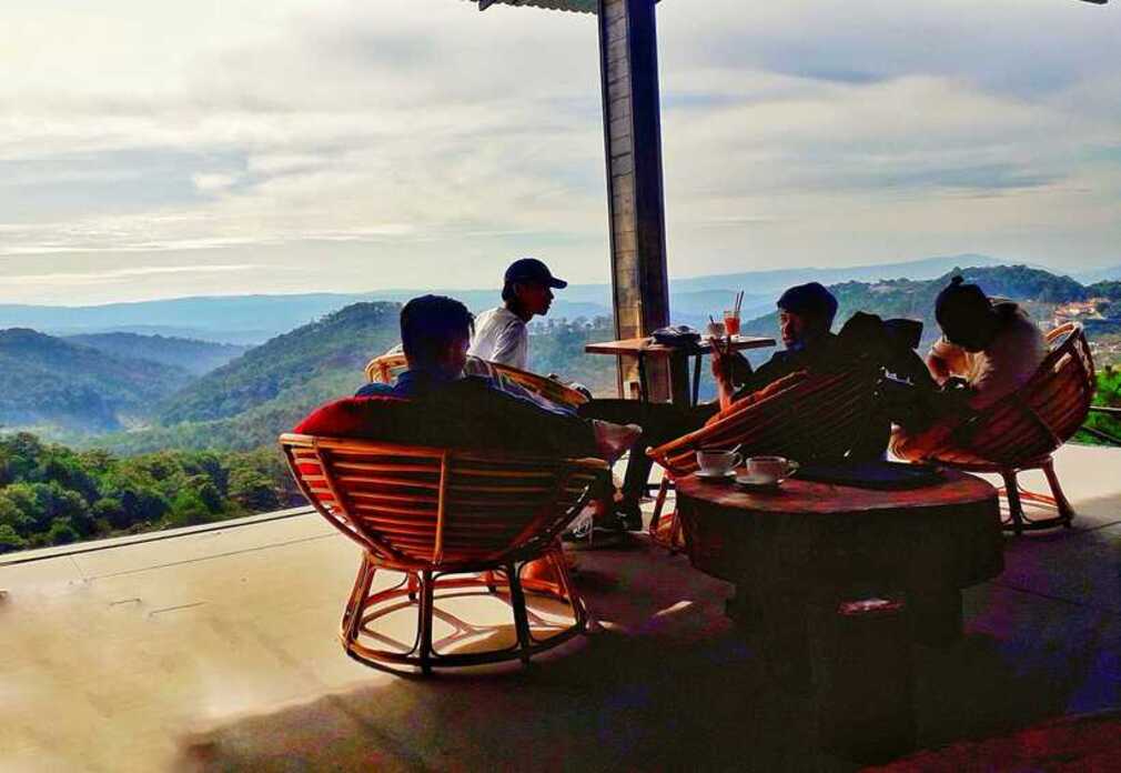 The Leaf Coffee – Enjoy a romantic cup of coffee with a virtual view in Da Lat 6