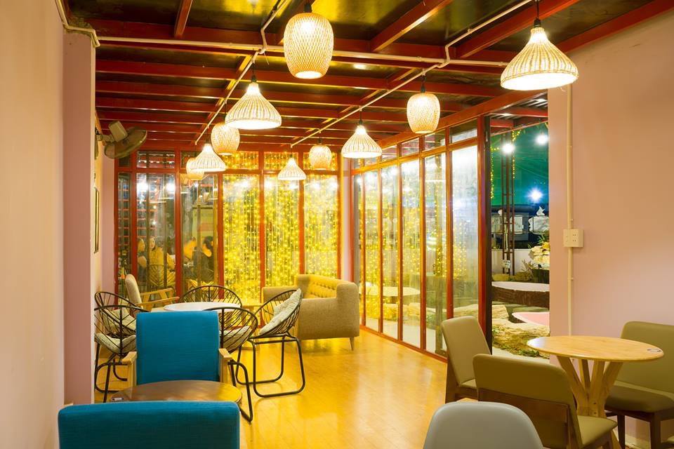 Leisurely stop by Dung Dinh Coffee to see the super quality Koi fish pond 9