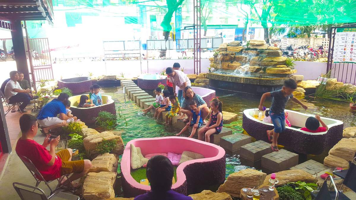 Leisurely stop by Dung Dinh Coffee to see the super quality Koi fish pond 4