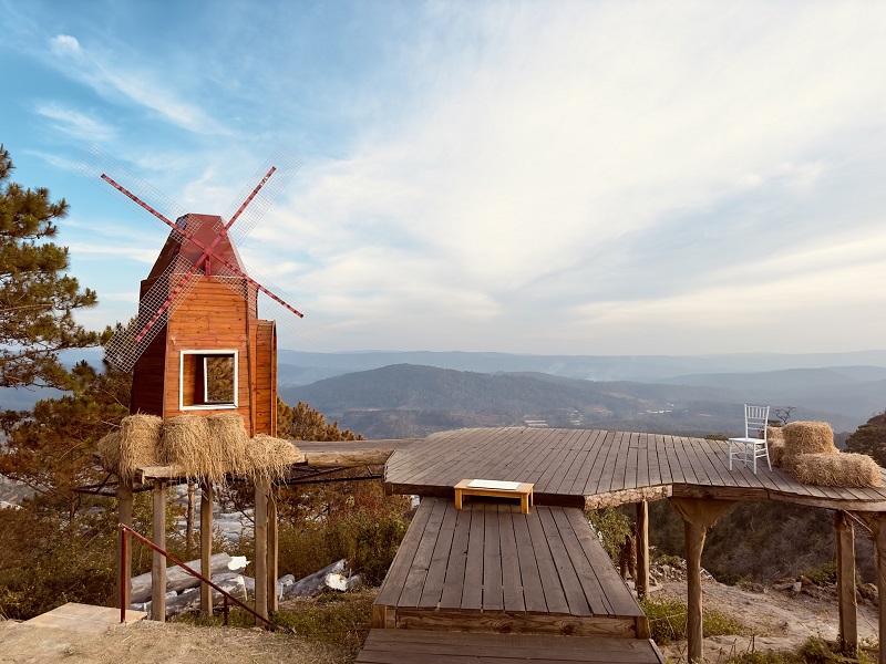 Visit Green Smoke Valley to see the whole city of Da Lat from 18 meters high