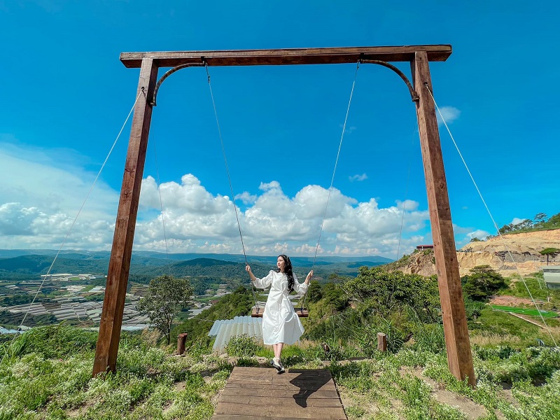 Visit Green Smoke Valley to see the whole city of Da Lat from 11 meters high