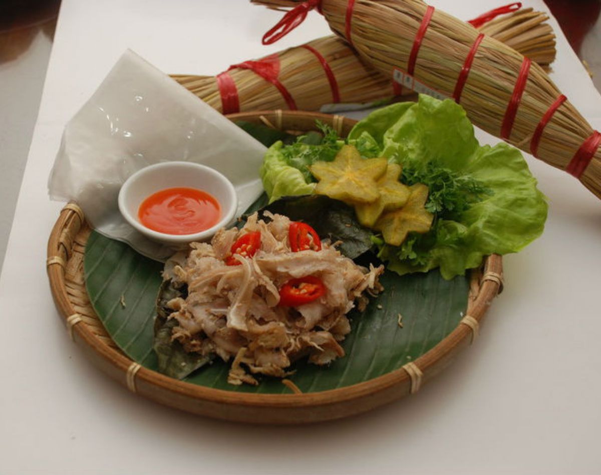 I miss the flavors of the ancient capital's specialties that filled Dao Duy Tu 2 spring rolls street