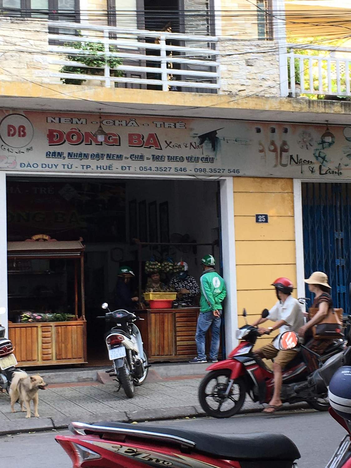 I miss the flavors of the ancient capital's specialties that filled Dao Duy Tu 5 spring rolls street