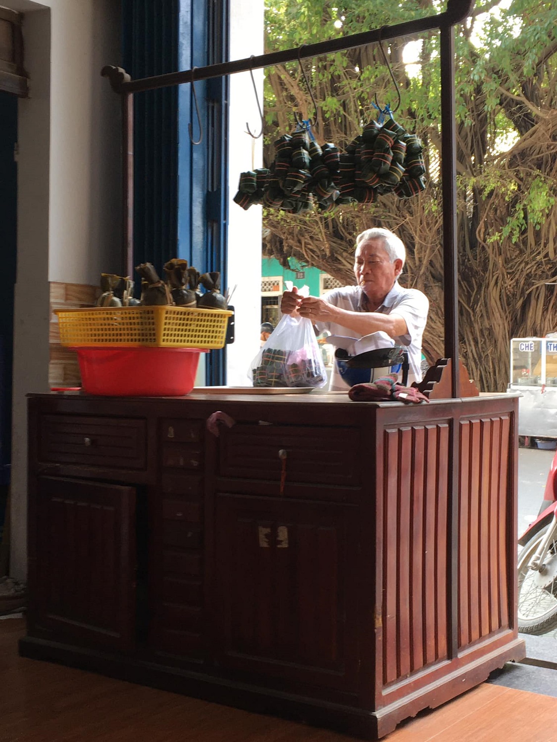 I miss the flavors of the ancient capital's specialties that filled Dao Duy Tu 6 spring rolls street