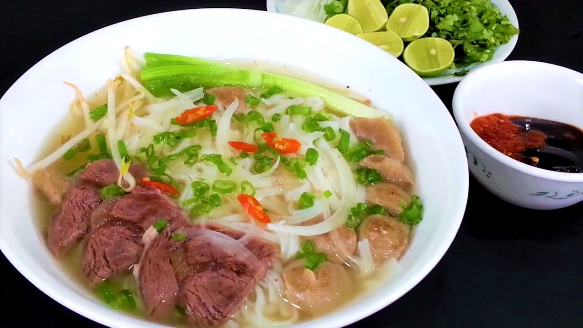 Enjoy 10 best dishes of cuisine in Hanoi's Old Quarter 4