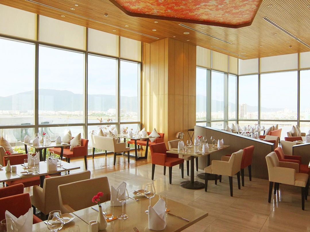 Enjoy a luxurious world-class buffet at The Square - Novotel Premier Han River 2