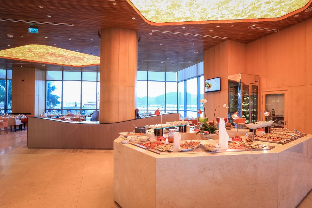 Enjoy a luxurious world-class buffet at The Square - Novotel Premier Han River 13