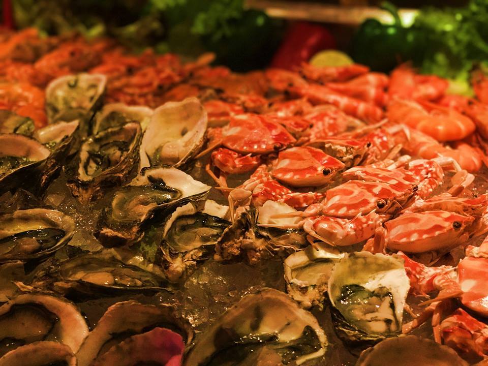 Enjoy a luxurious world-class buffet at The Square - Novotel Premier Han River 12